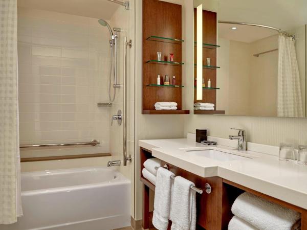 Calgary Airport Marriott In-Terminal Hotel : photo 3 de la chambre chambre 2 lits queen-size - vue sur aéroport