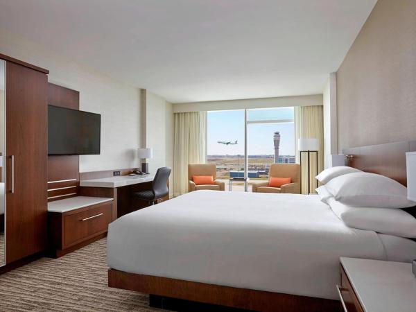 Calgary Airport Marriott In-Terminal Hotel : photo 1 de la chambre chambre lit king-size - vue sur aéroport