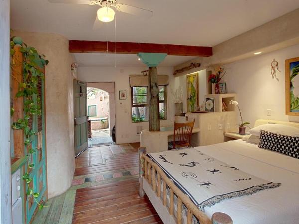 Les Artistes Inn : photo 5 de la chambre chambre lit queen-size avec balcon