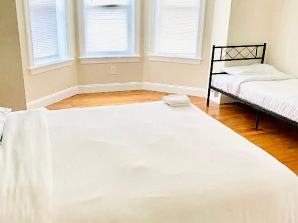 Newly Renovated Guest Rooms near Transportation : photo 2 de la chambre chambre lit queen-size