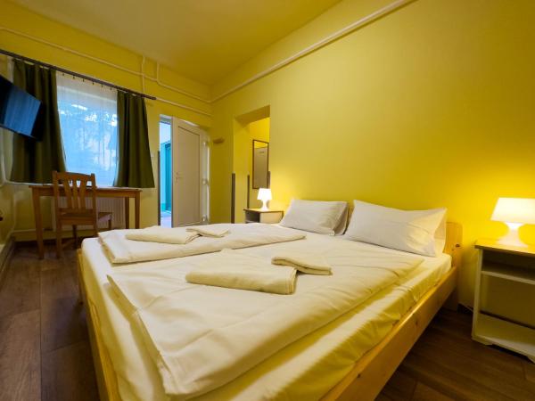 Írisz Panzió : photo 1 de la chambre chambre double avec 2 lits doubles