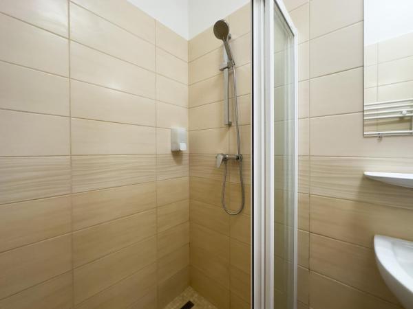 Írisz Panzió : photo 4 de la chambre chambre lits jumeaux - vue sur jardin