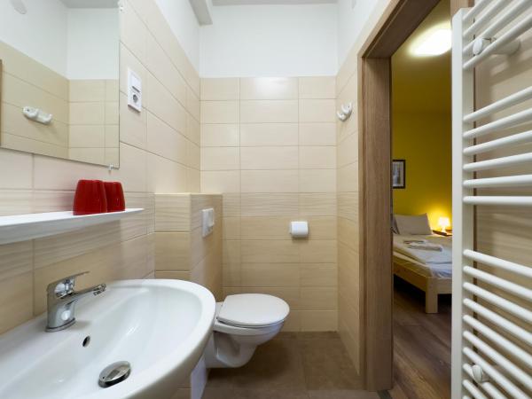 Írisz Panzió : photo 5 de la chambre chambre lits jumeaux - vue sur jardin