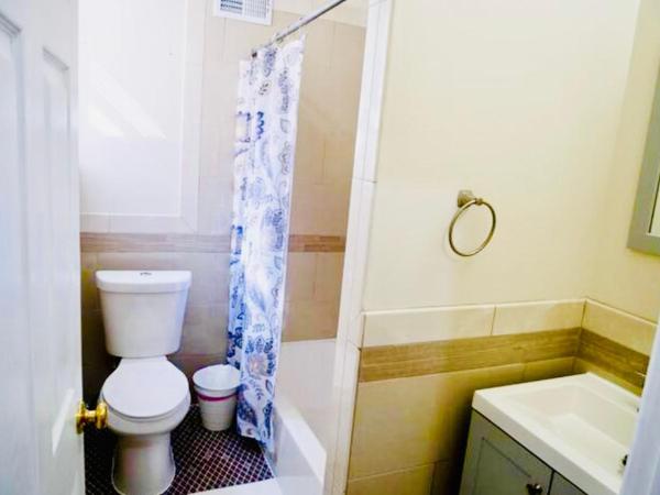 Newly Renovated Guest Rooms near Transportation : photo 4 de la chambre chambre lit queen-size