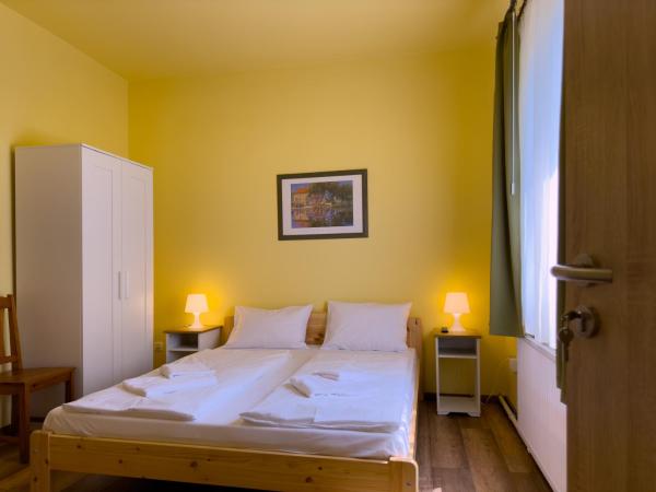 Írisz Panzió : photo 1 de la chambre chambre double avec lit d'appoint