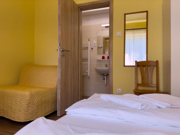 Írisz Panzió : photo 5 de la chambre chambre double avec lit d'appoint