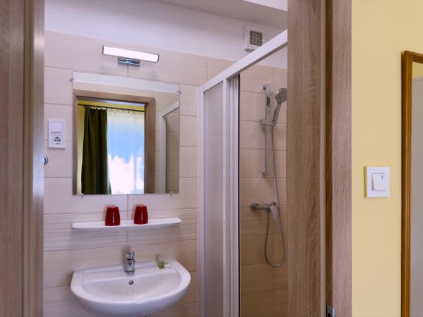 Írisz Panzió : photo 9 de la chambre chambre double avec lit d'appoint