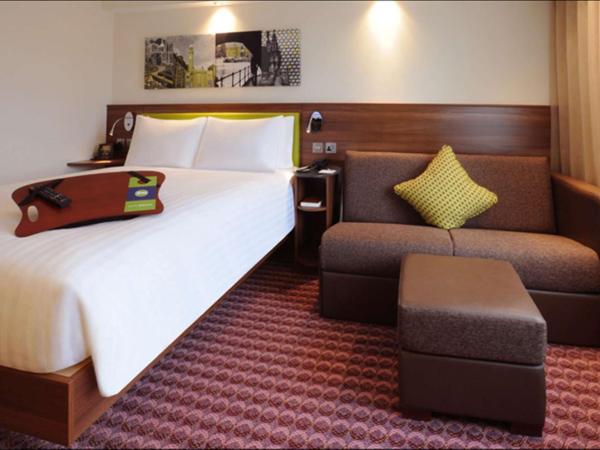 Hampton by Hilton Birmingham Broad Street : photo 6 de la chambre chambre familiale avec canapé-lit