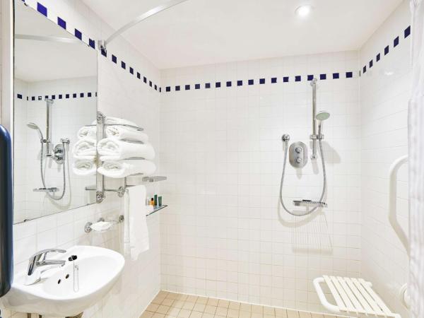 Hilton Garden Inn Bristol City Centre : photo 4 de la chambre chambre lit queen-size - pour personnes à mobilité réduite