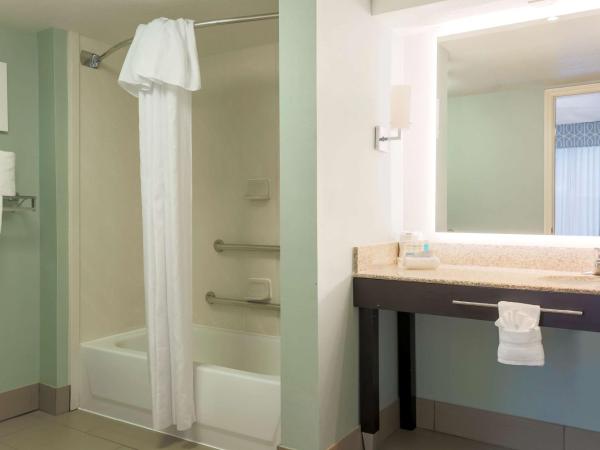 Homewood Suites Nashville Airport : photo 5 de la chambre one-bedroom suite with two double beds and bath tub - disability access