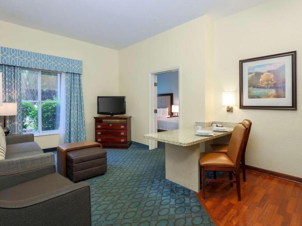 Homewood Suites Nashville Airport : photo 1 de la chambre one-bedroom suite with two double beds and bath tub - disability access