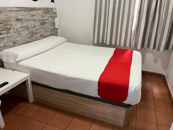 Casa de Huéspedes Almansa : photo 2 de la chambre chambre lit queen-size avec salle de bains commune