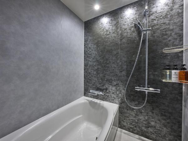 Hotel Villa Fontaine Grand Tokyo-Shiodome : photo 4 de la chambre chambre lit king-size deluxe avec canapé rénovée en 2023