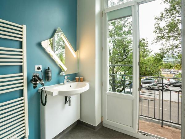 Ibis Budget Strasbourg Centre Gare : photo 7 de la chambre chambre familiale avec lit queen-size, lits superposés et lit simple