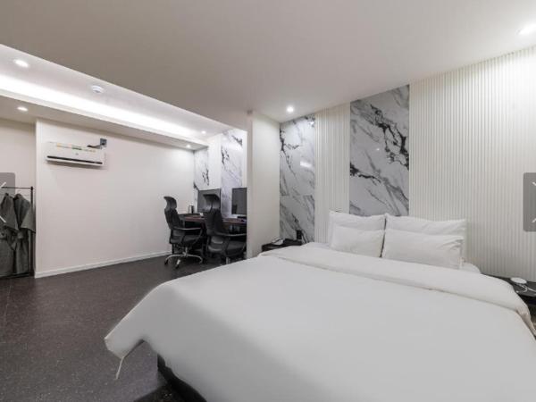 Jamsil Tomgi Hotel : photo 10 de la chambre suite room with 2 computers