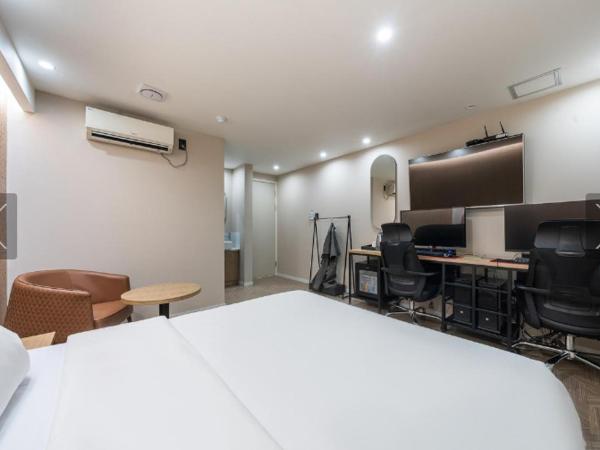 Jamsil Tomgi Hotel : photo 9 de la chambre deluxe double room with 2 computers