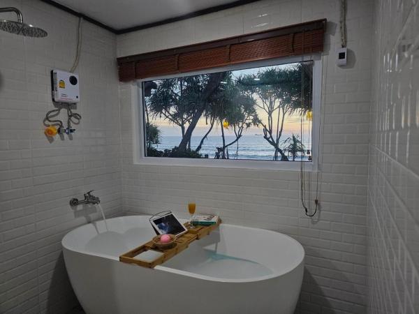 Lanta Nice Beach Resort - SHA Extra Plus : photo 4 de la chambre chambre double de luxe avec accès à la plage