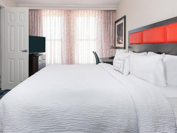 Fairfield Inn & Suites by Marriott Atlanta Downtown : photo 2 de la chambre king suite with sofa bed and living room, tub