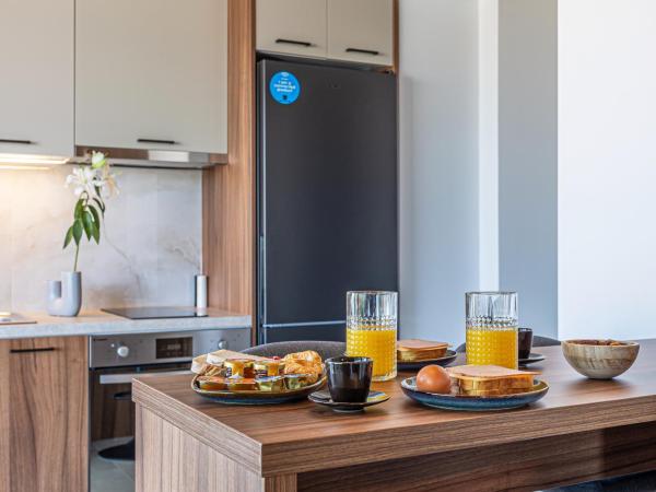 CITY HILL Luxury Apartments : photo 3 de la chambre suite junior avec balcon