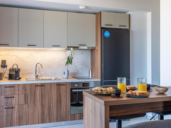 CITY HILL Luxury Apartments : photo 2 de la chambre suite junior avec balcon