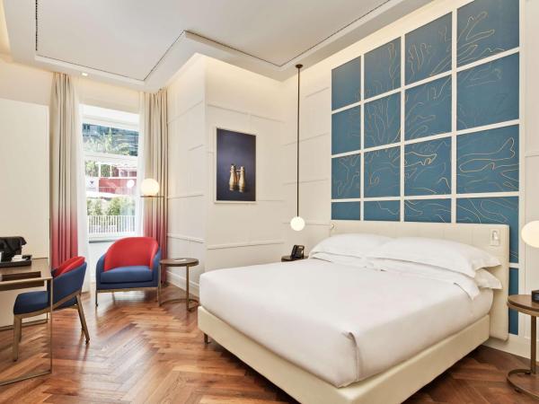 The Britannique Hotel Naples, Curio Collection By Hilton : photo 1 de la chambre chambre lit king-size supérieure