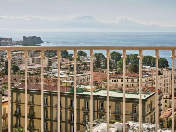 The Britannique Hotel Naples, Curio Collection By Hilton : photo 9 de la chambre chambre lit king-size deluxe - vue sur mer