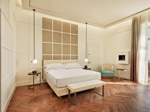 The Britannique Hotel Naples, Curio Collection By Hilton : photo 1 de la chambre suite junior lit king-size avec cheminée