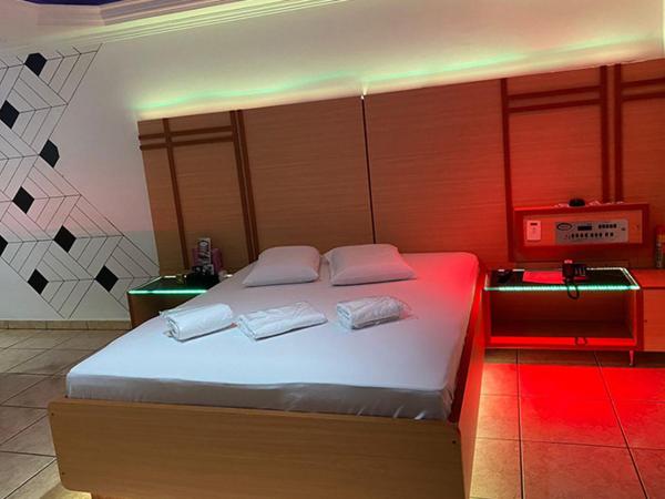 MOTEL 2000 : photo 10 de la chambre suite deluxe