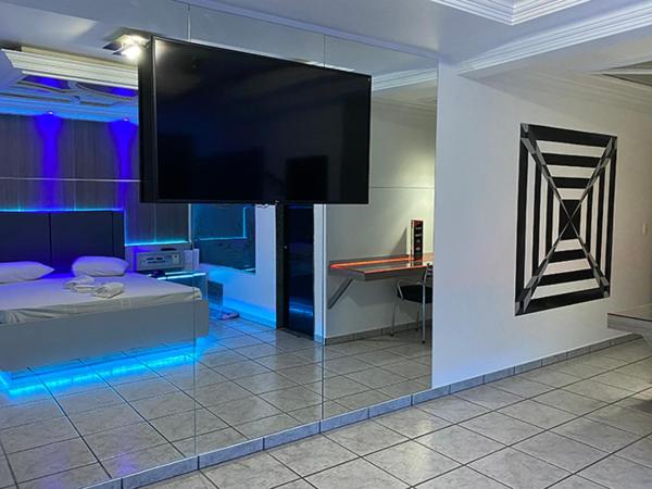 MOTEL 2000 : photo 5 de la chambre suite deluxe avec baignoire spa