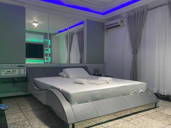 MOTEL 2000 : photo 5 de la chambre suite lit queen-size avec baignoire spa