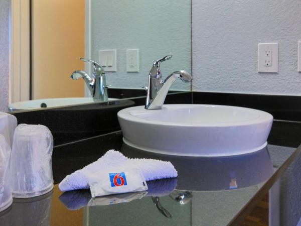 Motel 6-Sacramento, CA - North : photo 8 de la chambre chambre lit queen-size