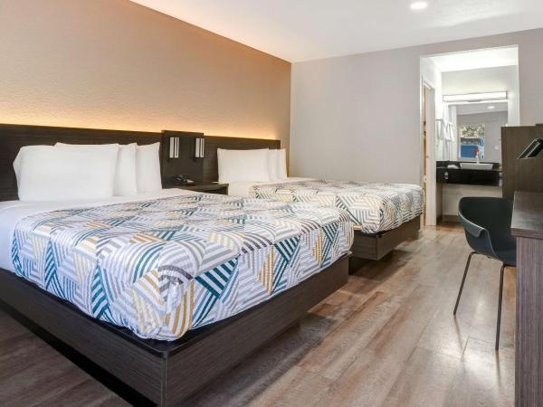 Motel 6-Sacramento, CA - North : photo 9 de la chambre chambre deluxe avec 2 lits queen-size