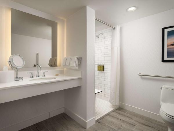 Hilton Myrtle Beach Resort : photo 6 de la chambre chambre lit king-size avec douche accessible en fauteuil roulant - adaptée aux personnes à mobilité réduite