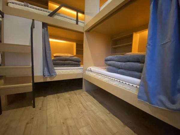 Chengdong Yishu Inn Youth Hostel : photo 8 de la chambre lit dans dortoir pour hommes de 4 lits