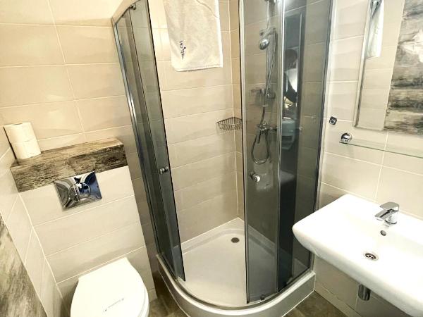 JACHTOWA Hotel i Restauracja : photo 3 de la chambre chambre quadruple confort