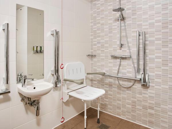 Hampton by Hilton Oxford : photo 2 de la chambre chambre lit queen-size - pour personnes à mobilité réduite