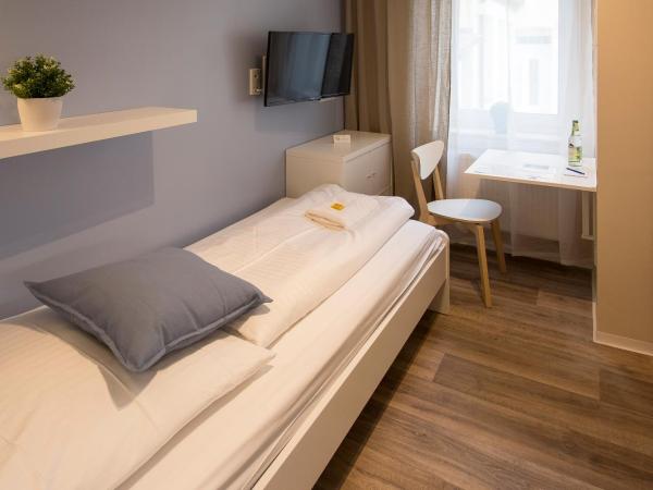 NEU: Zentral gelegene, stilvoll eingerichtete Zimmer mit eigener Teeküche : photo 3 de la chambre petite chambre simple