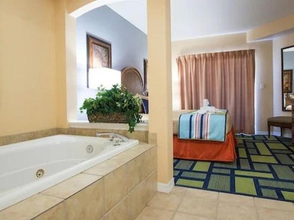 Vacation Village at Parkway : photo 2 de la chambre hébergement 1 chambre lit king-size accessible aux personnes à mobilité réduite/malentendantes