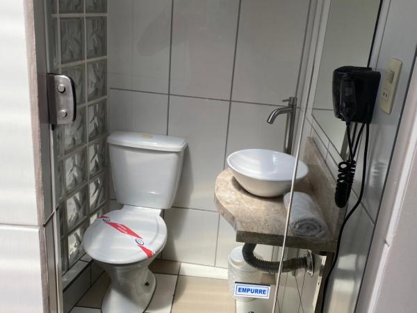 MOTEL 2000 : photo 10 de la chambre suite lit king-size avec baignoire spa