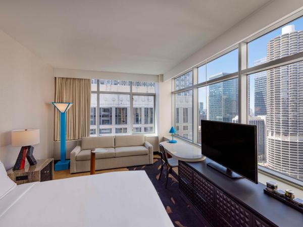 theWit Chicago, a Hilton Hotel : photo 2 de la chambre corner king room with river view and spa tub