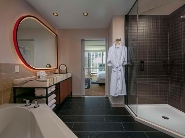 theWit Chicago, a Hilton Hotel : photo 4 de la chambre suite de luxe 1 chambre avec lit king-size