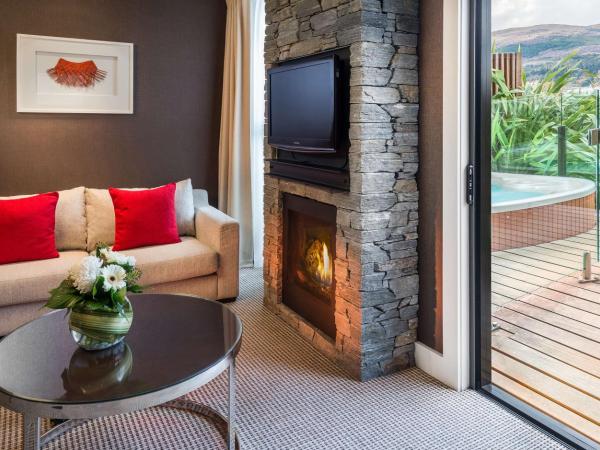 Hilton Queenstown Resort & Spa : photo 6 de la chambre chambre lit king-size avec jacuzzi - côté lac