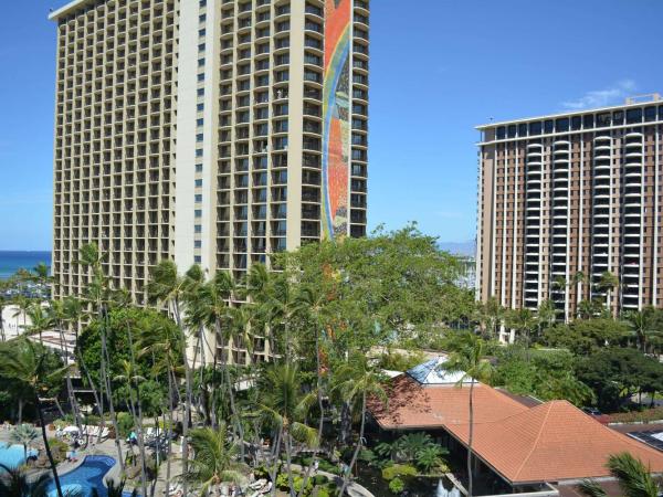Hilton Hawaiian Village Waikiki Beach Resort : photo 1 de la chambre hébergement lit king-size tour ali'i - vue partielle sur océan