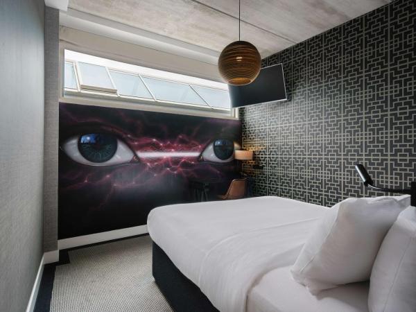 DoubleTree by Hilton Amsterdam - NDSM Wharf : photo 1 de la chambre chambre lit queen-size art urbain amsterdam 