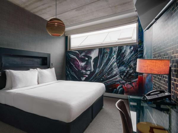 DoubleTree by Hilton Amsterdam - NDSM Wharf : photo 4 de la chambre chambre lit queen-size art urbain amsterdam 