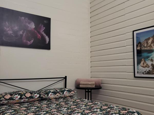 Travellers Paradise : photo 3 de la chambre chambre double avec salle de bains commune