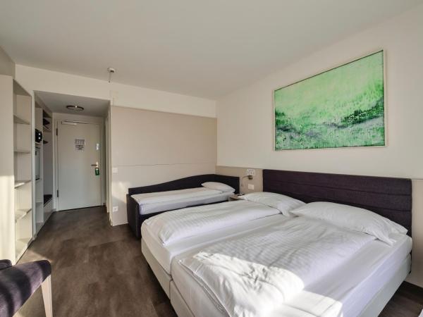 Hotel Luna Garni : photo 1 de la chambre chambre triple avec balcon