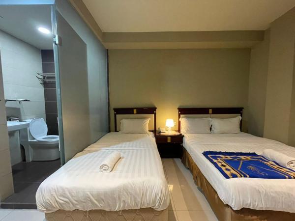 Al Amin Muslim Friendly Hotel : photo 4 de la chambre chambre triple avec salle de bains privative