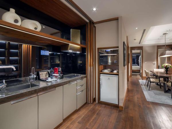 Hilton Istanbul Bomonti : photo 5 de la chambre suite home bomonti avec accès au salon - vue sur mer