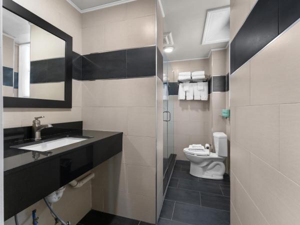 Quality Inn Center City : photo 2 de la chambre suite lit queen-size - non-fumeurs 